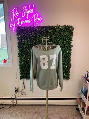 🐶wild fable over the shoulder sweatshirt